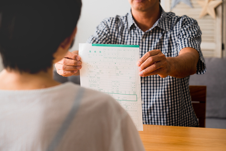 不貞行為した側（有責配偶者）から離婚できる？弁護士なら可能か？